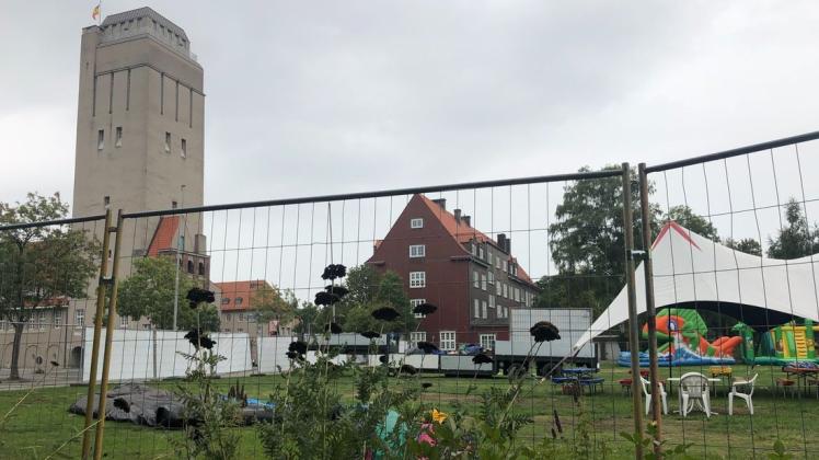 Gerade nehmen Hüpfburgen die Hotelwiese ein. Ob dort eine feste Veranstaltungsbühne entstehen soll, diskutiert die Politik kommende Woche. Gerade nehmen Hüpfburgen die Hotelwiese ein. Ob dort eine feste Veranstaltungsbühne entstehen soll, diskutiert die Politik kommende Woche.