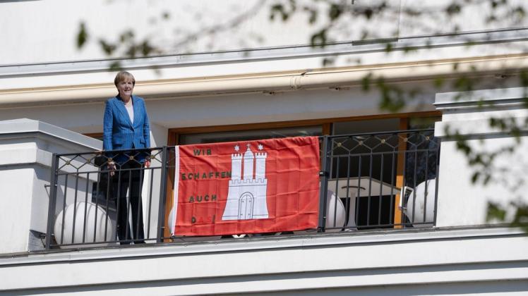 Eine Pappfigur von Angela Merkel auf einer Dachterrasse an der Hamburger Außenalster: Zieht die Kanzlerin nach der Wahl in die Hansestadt?