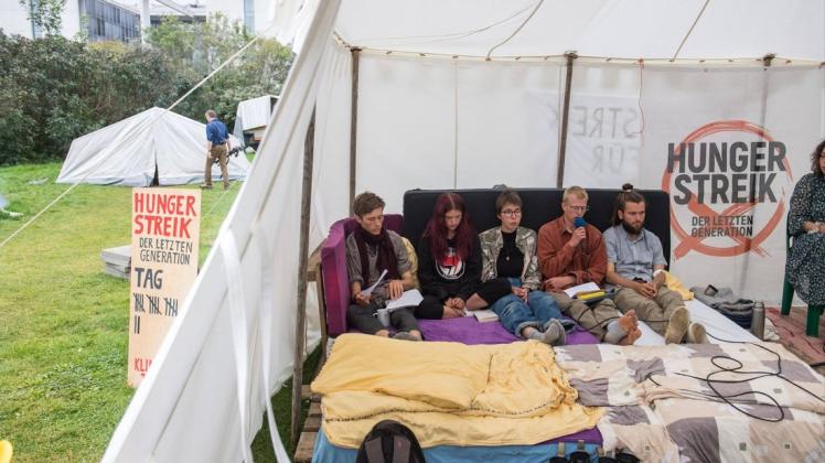 Junge Menschen in Berlin sind für mehr Klimagerechtigkeit in den Hungerstreik getreten.