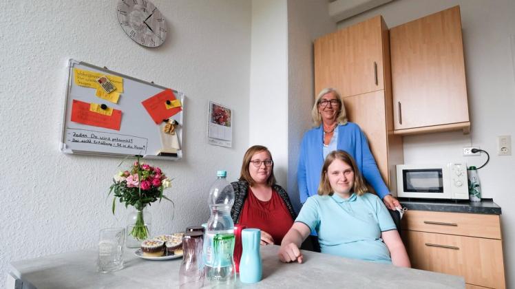 Froh über eine eigene WG-Wohnung: Birte Klee und Vivien Saris mit der Vermieterin Birgit Avermann-Steinhauer in der Gemeinschaftsküche in Osnabrück.
