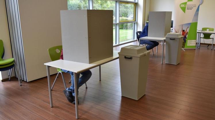 Wahlkabine und -urne wie bei einer "echten" Bundestagswahl: So konnten die Schüler bei der U18-Wahl in Sögel nicht nur üben, wie wählen funktioniert, sondern auch ihre politische Meinung kundtun.