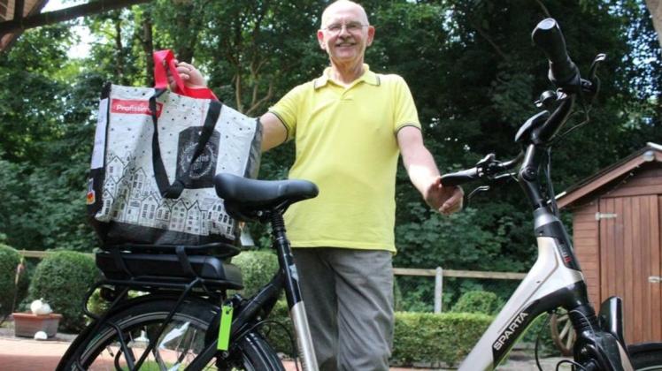 Der Großwolder Helmut Bron hat sich für das Sammeln tausender Pfandflaschen belohnt und ein neues E-Bike gekauft.