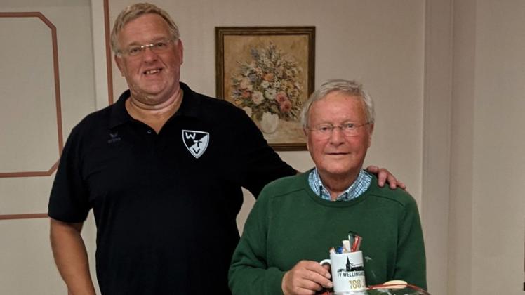 Seit 70 Jahren Mitglied im WTV: Hubert Haferkamp (rechts) mit WTV-Vorstand Heinz-Kurt Münchow.