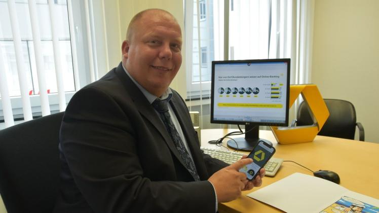 Ob per PC oder am Smartphone: Björn Heinrich, Marktbereichsleiter der Delmenhorster Commerzbank-Filiale, kennt die Vorzüge des Online-Bankings.