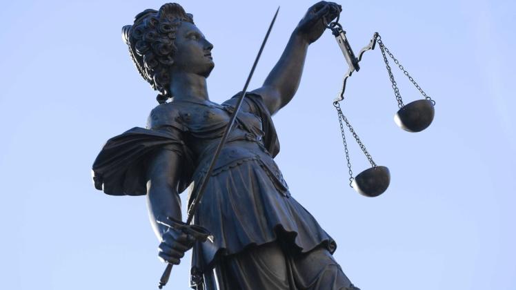 Bis zur Verhandlung saß der Angeklagte im Gefängnis. Dann durfte er gehen. Bis zur Verhandlung saß der Angeklagte im Gefängnis. Dann durfte er gehen.
