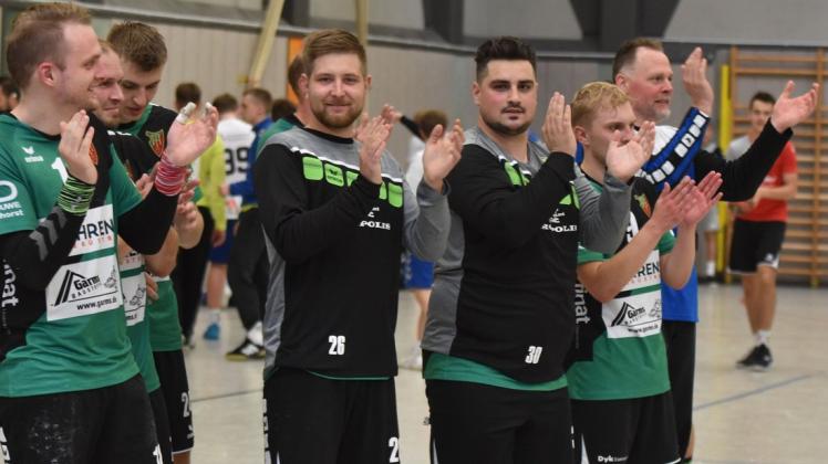 Der Dank des Siegers für die Unterstützung an die Fans: Die Landesliga-Handballer der TS Hoykenkamp feierten zum Saisonstart 2021/22 einen Erfolg über die HSG Schwanewede/Neuenkirchen II.