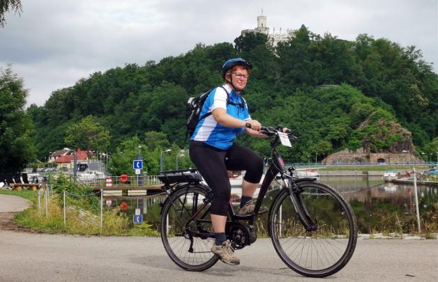 Eine Fahrradtour entlang der Moldau führt an stolzen Schlössern vorbei.