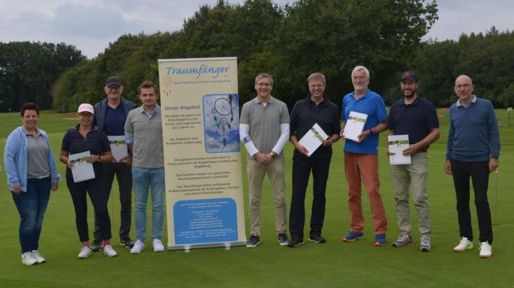 Die erfolgreichen Golferinnen und Golfer mit Mitgliedern des Vereins Traumfänger und Clubmanager Hans-Christian Vernekohl.