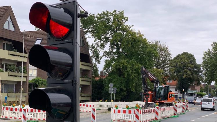 Eine Baustellenampel regelt jetzt den Verkehr an der Bremer Straße in Delmenhorst.