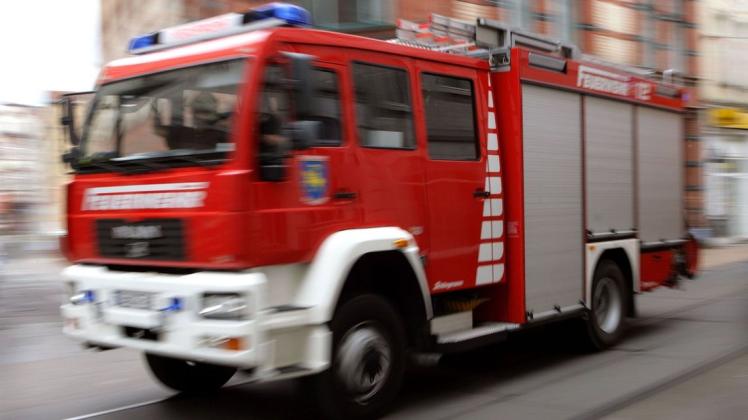 Eine Gasverpuffung in einem Rinderstall in Neuenkirchen beschäftigte Einatzkräfte von vier Feuerwehren am Montagabend.