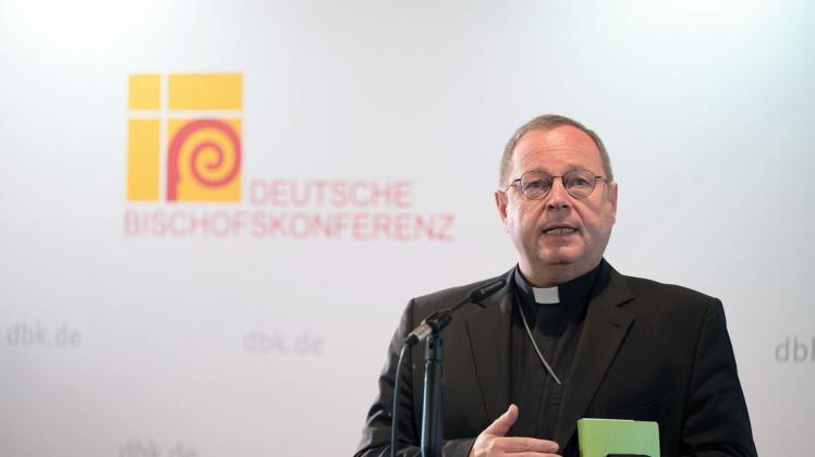 Georg Bätzing, Bischof von Limburg und Vorsitzender der Deutschen Bischofskonferenz, spricht zu Beginn der Herbstvollversammlung in Fulda.