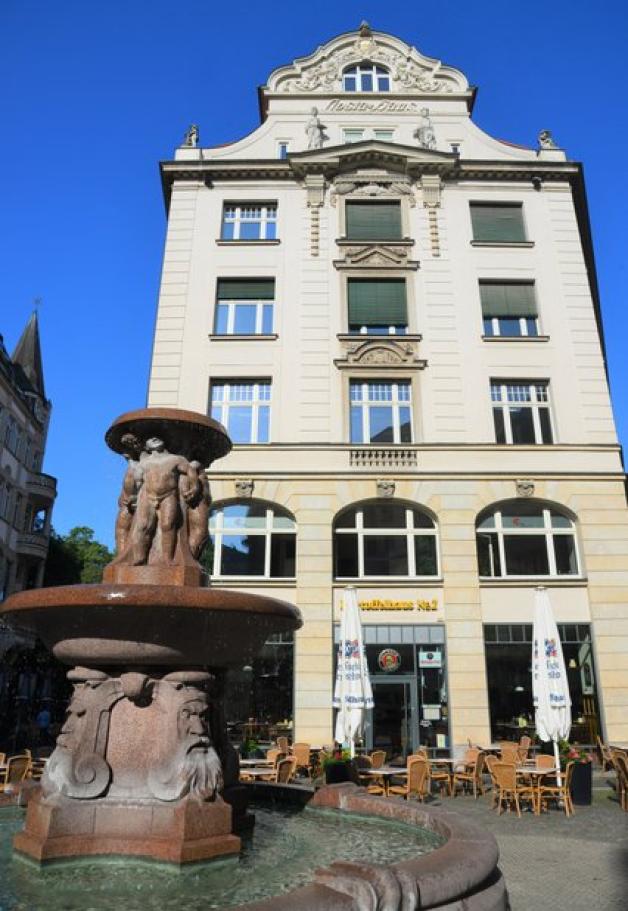 Kneipen, Cafés und Restaurants: Mitten in der Innenstadt am Markplatz ist das berühmte Barfußgässchen zu finden.