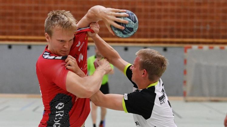 Die Handballer der HSG Delmenhorst um Tim Coors (links) sind mit einer Niederlage in die Saison 2021/22 gestartet.