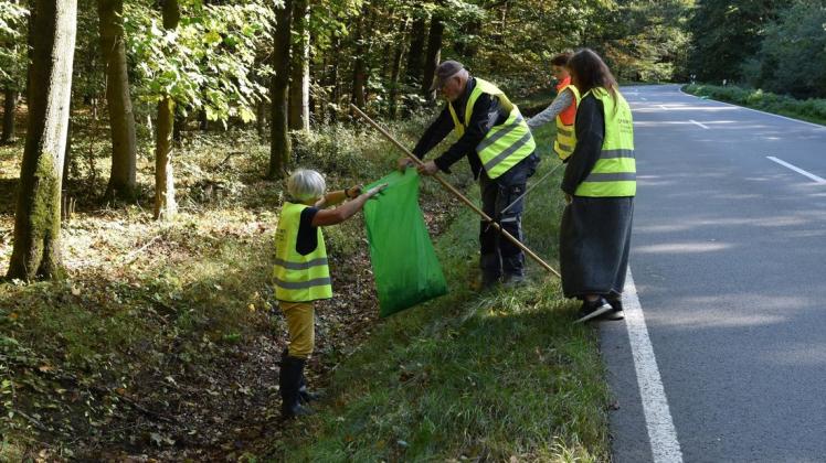 Junge und etwas ältere Einwohner von Evinghausen haben am Wochenende dafür gesorgt den Müll gesammelt, den andere achtlos in die Natur "entsorgt" hatten.
