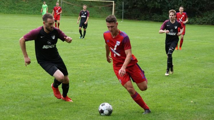 Sorgten für ein Torspektakel: die Bezirksliga-Fußballer des VfL Stenum um Felix Oetjen (rechts) und des TuS Heidkrug mit Alexander Rautenhaus. Die gastgebenden VfLer gewannen gestern die temporeiche Begegnung mit 8:3.