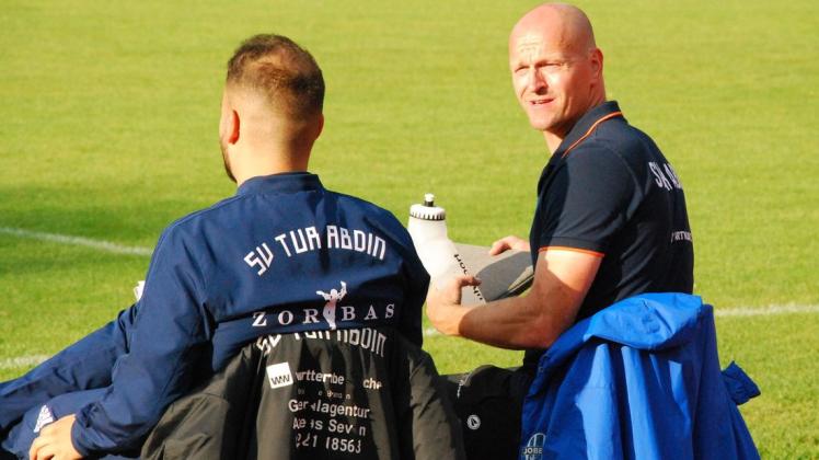Trainer Sven Apostel und der SV Tur Abdin Delmenhorst unterlagen überraschend dem VfL Oldenburg II in der Fußball-Bezirksliga.