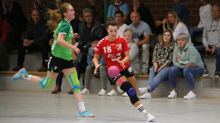 Die Oberliga-Handballerinnen der HSG Hude/Falkenburg um Kim Sanders (rechts) feierten zum Start Saison 2021/22 einen glücklichen Erfolg beim TV Neerstedt mit Miriam Müsche.