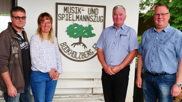 Frank Grindel, Britta Stamm, der Erste Vorsitzende Rainer Brüning und Jörg Peters (von links) gehören zum Vorstand des Musik- und Spielmannszugs Bookholzberg. Auf dem Bild fehlt die neue Zweite Vorsitzende, Maxi Fleischer.