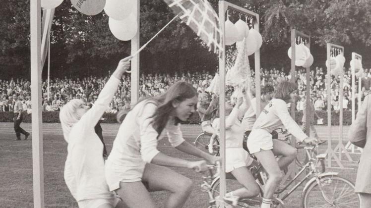 Großes Spektakel im Delmenhorster Stadion: Das „Spiel in den Grenzen“ war einer der Höhepunkte des Jubiläumsprogramms anlässlich 600 Jahre Stadtrecht im Jahr 1971.