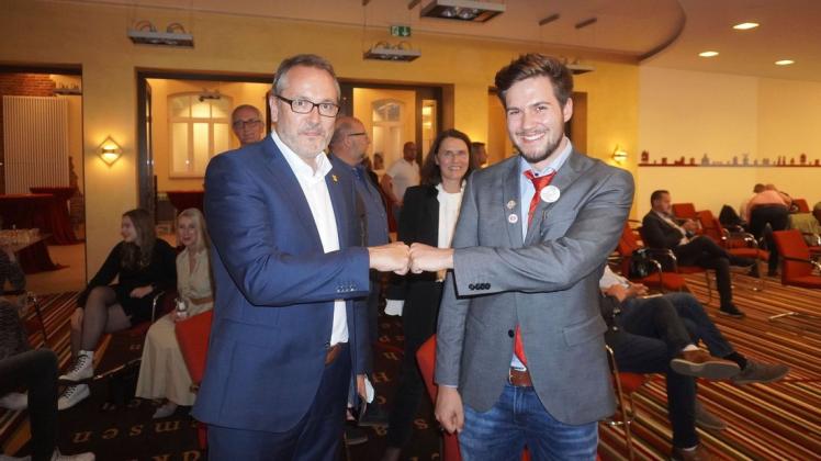 Herausforderer Marius Nürenberg (rechts) hat Helmut Knurbein zur Wiederwahl zum Bürgermeister von Meppen gratuliert.