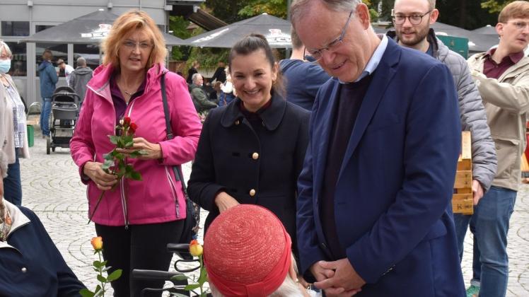 Suchten den Schnack (von rechts): Ministerpräsident Stephan Weil, Oberbürgermeisterkandidatin Funda Gür sowie die Bundestagsabgeordnete Susanne Mittag, die am 26. September erneut zur Wahl steht.