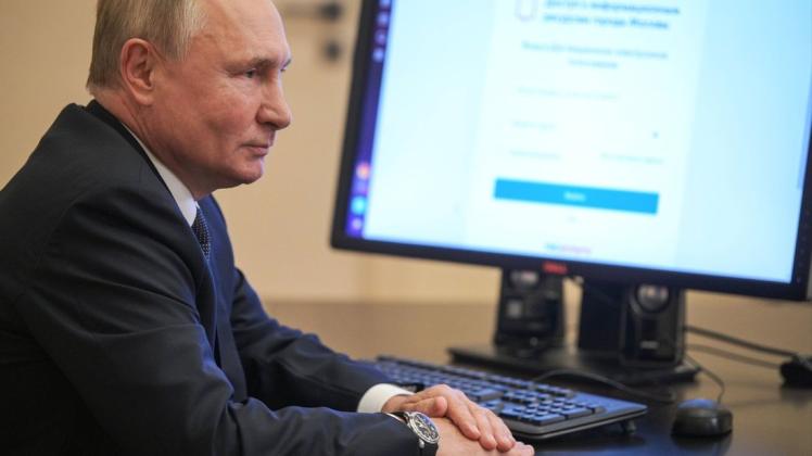 Wladimir Putin kümmert sich nach offiziellen Angaben nicht darum, dass seine Uhr falsch eingestellt ist.