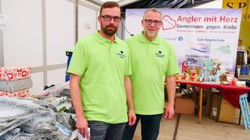 Lars Extra (links) und Carsten Bruns haben die Spendenaktion organisiert, an der sich nicht nur Angler beteiligt haben.