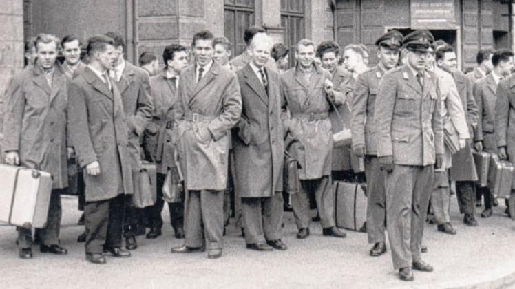 Ende der 50er Jahre: Junge Rekruten werden am Delmenhorster Bahnhof in Empfang genommen. Delmenhorst ist seit 1956 Standort der Bundeswehr.