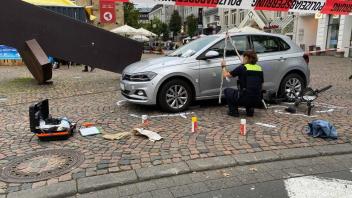 Bei einem Unfall am Domhof in Osnabrück wurde eine 79 Jahre alte Frau schwer verletzt, ihr 80-jähriger Ehemann erlitt leichte Verletzungen.