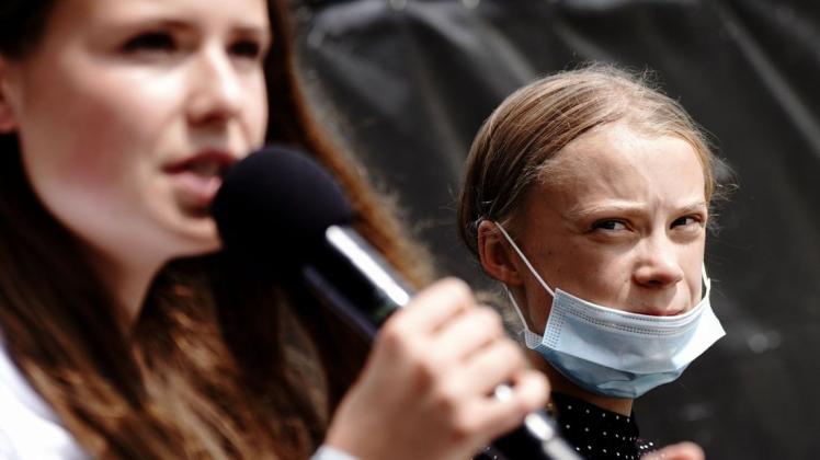 Im vergangenen August begrüßte Klimaaktivistin Luisa Neubauer die Klimastreik-Erfinderin Greta Thunberg in Berlin.