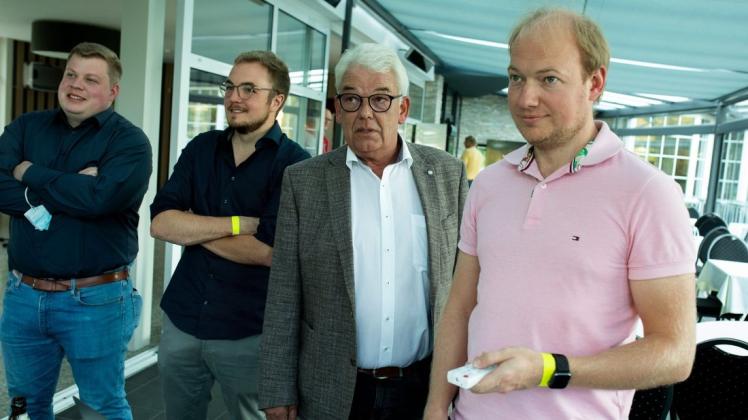 Hans-Otto Petersmann (3. von links) und die Bad Iburger FDP verfolgten am Sonntag, wie sich die Stimmenverteilung entwickelte. Nachdem er nicht in die Stichwahl gekommen ist, sprechen sich die Freien Demokraten für Daniel Große Albers als Bürgermeister aus.