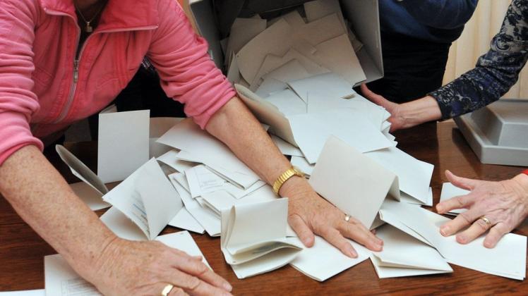 Alles noch einmal von vorn: In Osnabrück sollen die Stimmzettel der Kommunalwahl ein zweites Mal ausgezählt werden. Das Symbolfoto zeigt, wie eine Wahlurne ausgekippt wird. Es ist aber nicht in Osnabrück entstanden.
