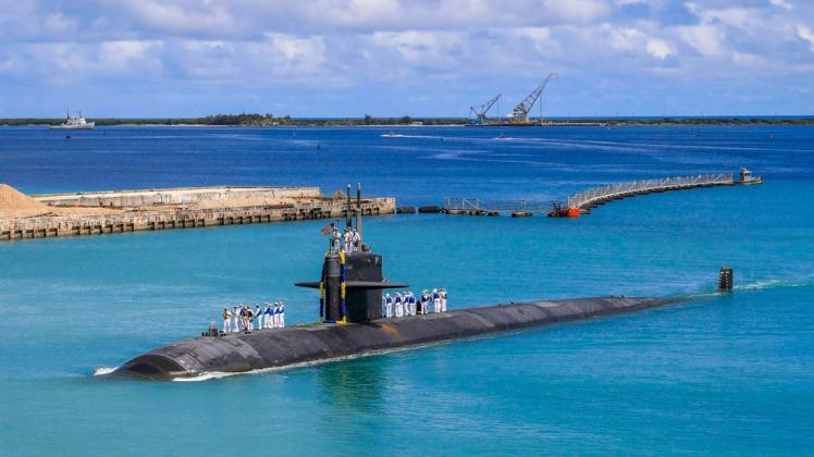 Rückkehr von großer Fahrt: das schnelle Angriffs-U-Boot USS Oklahoma City (SSN 723) der Los-Angeles-Klasse läuft im US-Marinestützpunkt Guam ein. Mit einem neuen Sicherheitspakt im Indopazifik haben die USA, Großbritannien und Australien ein deutliches Signal an China gesendet.