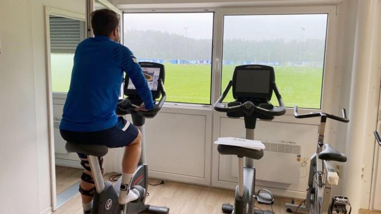 Radfahren und den Blick zum Trainingsgelände des SV Meppen: Der verletzte Kapitän Thilo Leugers.