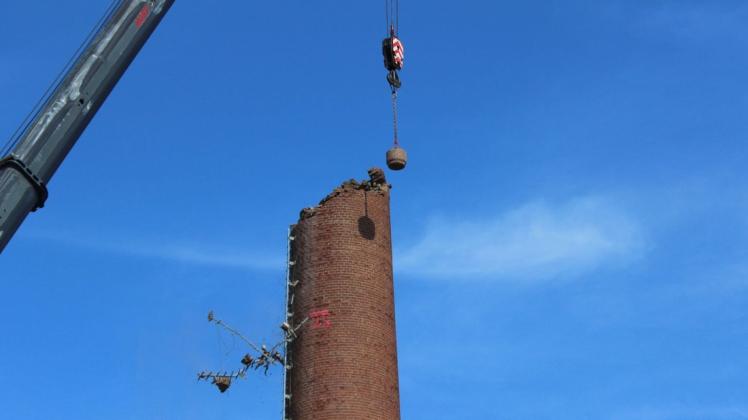 Antennen hängen am Dienstag am Turm, der mittlerweile abgerissen wurde.