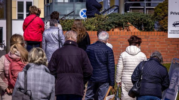 Viele Wählerinnen und Wähler mussten auch in Hasbergen lange Wartezeiten vor dem Wahllokal in Kauf nehmen. Die Gemeinde vermeldet, dass sich dies bei der Stichwahl nicht wiederholen werde. (Symbolfoto)