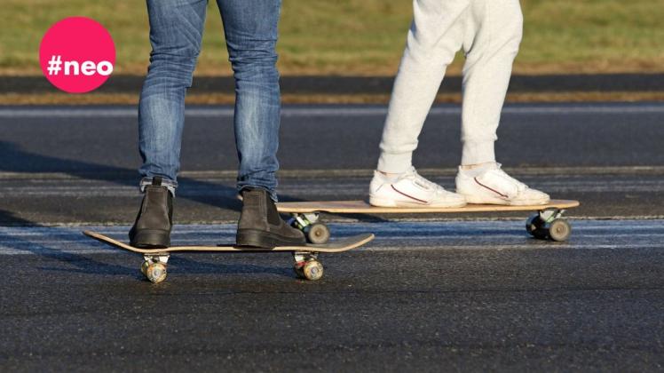 Mit dem Skateboard im öffentlichen Straßenverkehr unterwegs sein? Nicht alle Bereiche darfst Du mit dem Brett nutzen. (Symbolfoto)