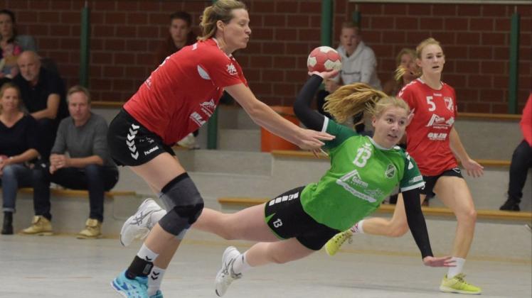 So wird es am Samstag wieder sein: Der TV Neerstedt mit Jette Weiland (beim Wurf) trifft zum Saisonstart in der Oberliga auf die HSG Hude/Falkenburg um Mareike Zetzmann (links). Mit dieser Partie war auch die abgebrochene Spielzeit 2020/21 eröffnet worden.