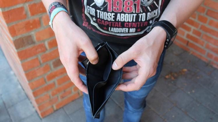 Das Geldbörse ist leer: Viele junge Leute können mit ihrem Geld nicht richtig umgehen. (Symbolfoto)