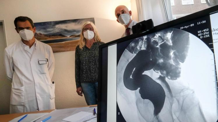 Das Röntgenbild zeigt die Darmprobleme, die Ursula Gausmann (Bildmitte) hatte. Internist Prof. Karsten Müssig, und Proktologe Dr. Erik Allemeyer halfen ihr.