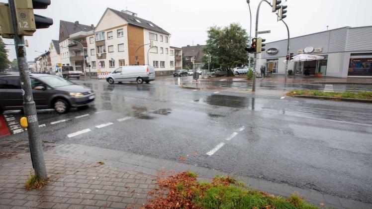 An der Kreuzung Buersche Straße/Agnesstraße/An der Rosenburg ist am Montag eine 70 Jahre alte Frau bei einem Unfall verletzt worden. Der Unfallverursacher fuhr einfach weiter, ohne sich um die Frau zu kümmern.