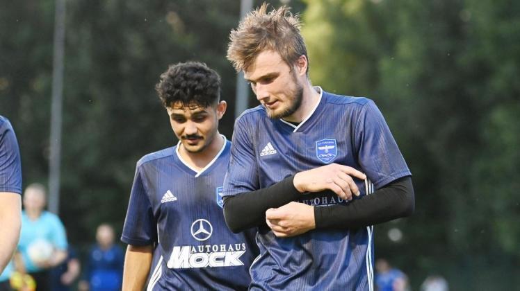 Die beiden besten Torjäger ihrer Staffel in der Fußball-Bezirksliga: Spitzenreiter Marco Prießner (rechts) und Allah Aid Hamid vom SV Tur Abdin Delmenhorst.