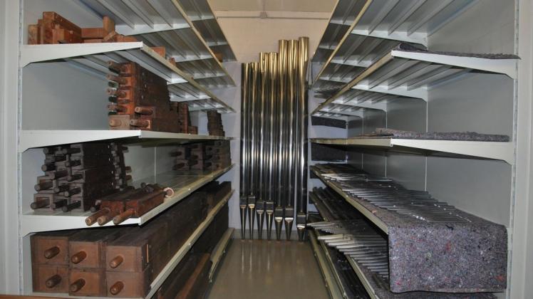 Pfeifen in allen Größen lagern in den Regalen in einer Halle der ehemaligen Parfümerie Brenner in Riemsloh.
