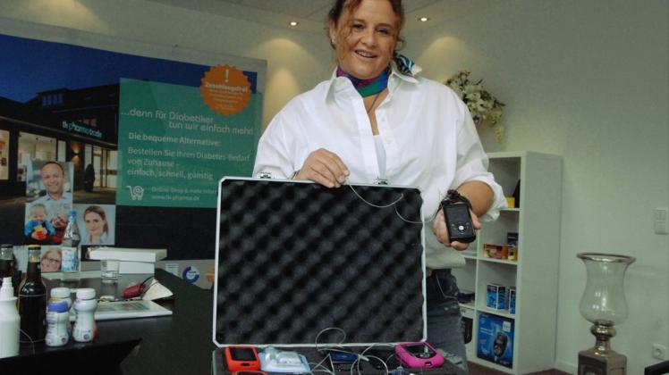 Anne Schulte-Südhoff präsentiert einen Koffer voller modernster Insulin-Pumpen-Systeme