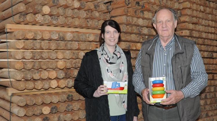 Katharina Wilms und ihr Vater Heinrich halten Spielzeug, das antibakterielles Kiefernkernholz enthält.