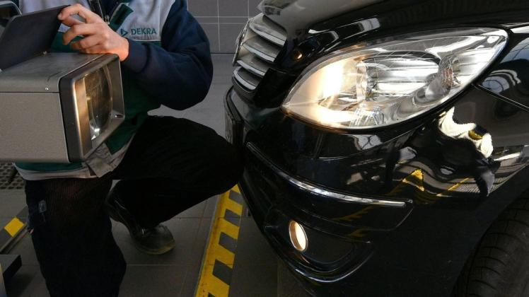 Kostenlose Lichttests für Autos bieten viele Kfz-Werkstätten im Oktober an.