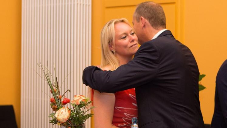 Frank Vornholt gratuliert seiner Mitbewerberin Jutta Dettmann zum Wahlsieg.