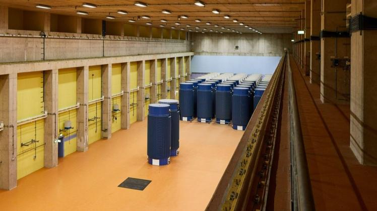 47 mit abgebrannten Brennelementen gefüllte Castoren stehen derzeit im Zwischenlager am Kernkraftwerk Emsland in Lingen. Die vorderen beiden Castoren sind leer.
