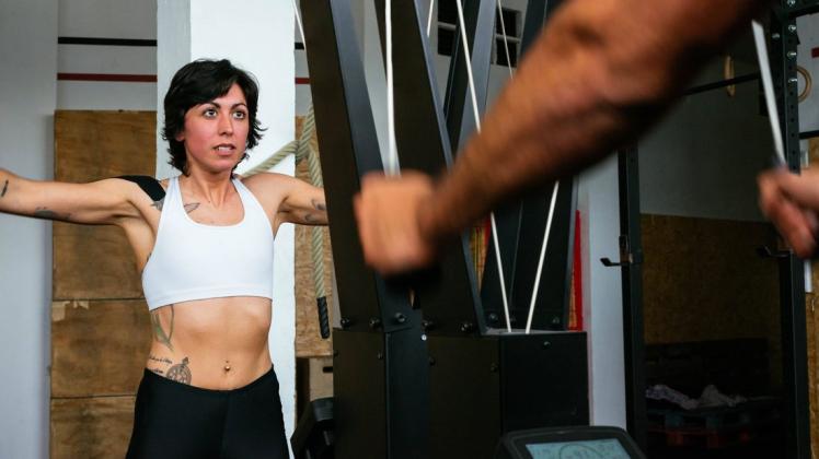 In einem dänischen Fitnessstudio dürfen Frauen nach einer öffentlichen Debatte nun doch bauchfrei trainieren. (Symbolbild)