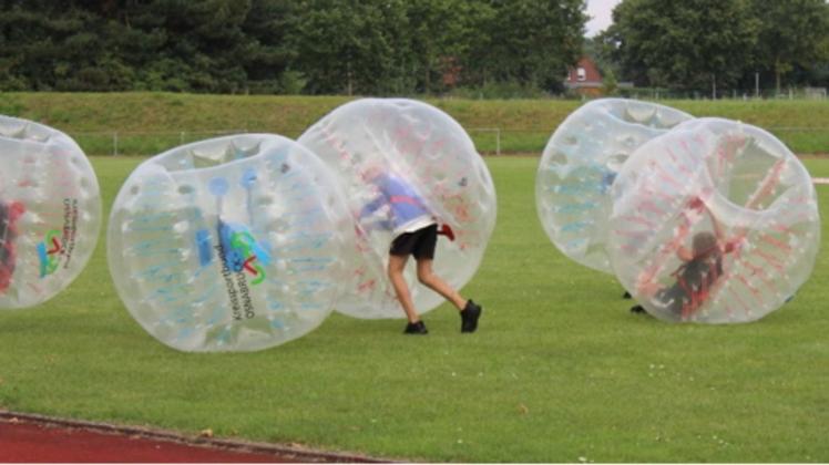 Auch Bubble-Fußball konnten die Jungen und Mädchen beim Tag des Sports in Fürstenau ausprobieren.